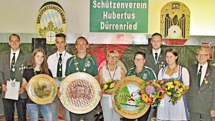 Sie feierten Erfolge bei den Schützen in Dürrenried (von links): Sportleiter und Erster Ritter Martin Schramm, Jungschützenkönigin Anne Seifert, Erster Jugendritter Steffen Seifert, Schützenkönig Markus Schramm, Zweite Schützenliesel Rosemarie Höhn, Schützenliesel Anja Deschner, Zweiter Jugendritter Andreas Bätz, Dritte Schützenliesel Kerstin Deschner und Schützenmeister Manfred Schramm.  Foto: Schützenverein Dürrenried