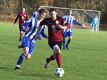 Nachsetzen lohnt sich: Münnerstadts Lukas Katzenberger (links) heftet sich an die Fersen von Dettelbachs Bastian Schimmer.Hopf