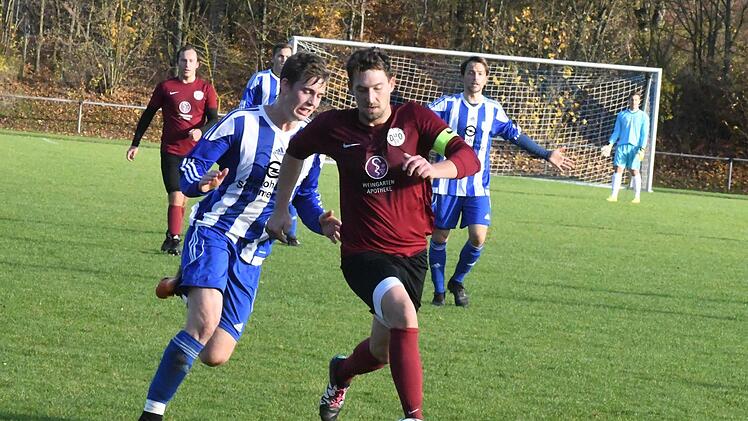 Nachsetzen lohnt sich: Münnerstadts Lukas Katzenberger (links) heftet sich an die Fersen von Dettelbachs Bastian Schimmer.Hopf