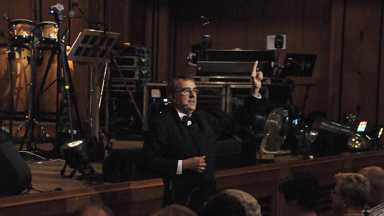 Jörg Wöltche animierte vor dem Konzert die Zuhörer zum Mitsingen. Foto: Peter Klopf