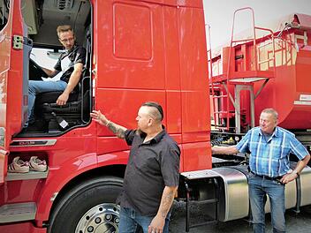 Matthias Altrichter (Mitte) zeigt Randy Röttgen, wie der Sitz im Führerhaus am besten eingestellt sein sollte. Foto: Werner Reißaus