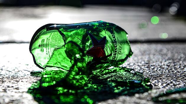 Scherben, kaputte Flasche, Bierflasche, Glast