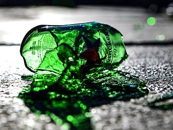 Scherben, kaputte Flasche, Bierflasche, Glast