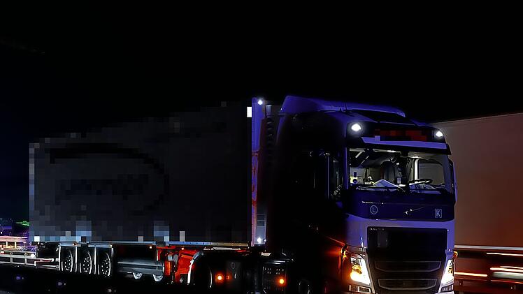 Unfall im Baustellenbereich: Lastwagen kollidiert mit Auto