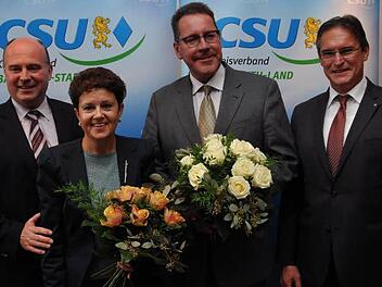 Der Vorsitzender des CSU-Kreisverbandes Bayreuth Land und Parlamentarische Staatssekretär Hartmut Koschyk, die CSU-Direktkandidatin für den neuen Stimmkreis Bayreuth, Gudrun Brendel-Fischer, Bezirkstagskandidat  Stefan Specht und der Vorsitzende des Kreisverbandes Bayreuth-Stadt und frühere Oberbürgermeister Michael Hohl (von links). Foto: Stephan-Herbert Fuchs
