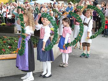 Der Tanz um die Linde ist Tradition bei der Mangersreuther Kirchweih. Fotos: Sonja Adam