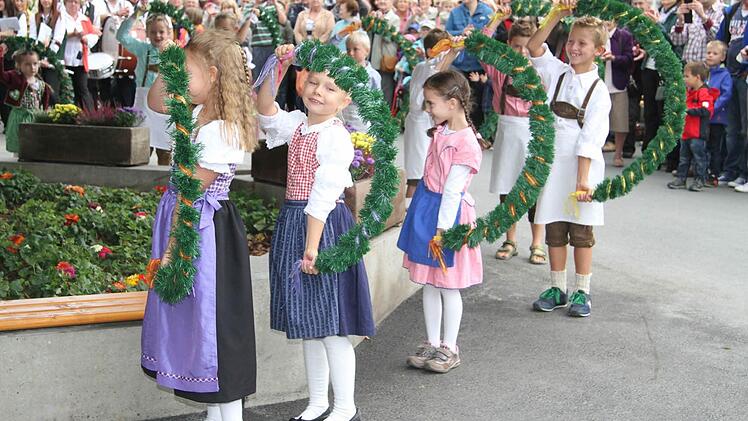 Der Tanz um die Linde ist Tradition bei der Mangersreuther Kirchweih. Fotos: Sonja Adam