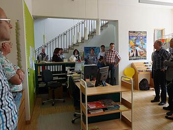 Auch die Gemeindebücherei wurde besichtigt. Foto: Johannes Michel