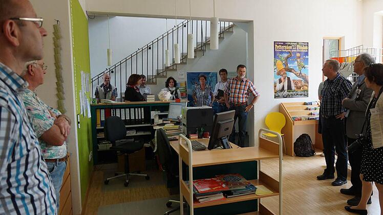 Auch die Gemeindebücherei wurde besichtigt. Foto: Johannes Michel