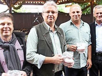 Die besten Schützen beim Behördenschießen (von links): Jochen Klemenc (3.), Klaus Hannweber (2.), Jürgen Ludwig (Behörden-Schützenkönig mit Landrat Oswald Marr  Foto: Friedwald Schedel
