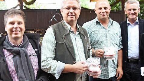 Die besten Schützen beim Behördenschießen (von links): Jochen Klemenc (3.), Klaus Hannweber (2.), Jürgen Ludwig (Behörden-Schützenkönig mit Landrat Oswald Marr  Foto: Friedwald Schedel