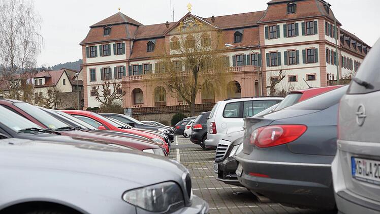 Hammelburg bietet rund um die Altstadt viel Parkraum. Foto: Guzy