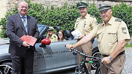 Schickes Fahrzeug, finden Michaela Rosenthal (links) und Sandra Kupfer von der Marketingabteilung der Kreissparkasse (am Steuer). Im Vordergrund Vorstandsvorsitzender Reinhard Lugschi, Jürgen Schmeißer und Günther Thaler mit dem Fahrrad, das es in Höchstadt zusätzlich zu gewinnen gibt.