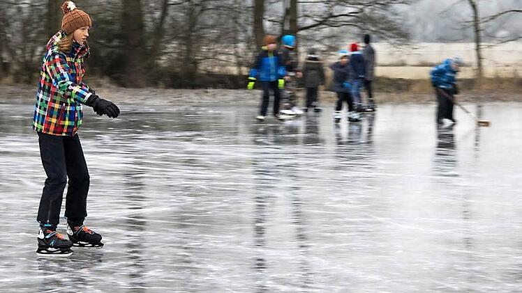 Die ersten Wintersportler trauten sich in Ebern bereits aufs Eis. An vielen vereisten Seen ist das Betreten noch viel zu gefährlich.  Foto: Jule Müller