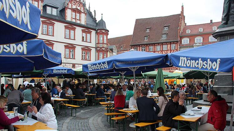 Zum Klößmarkt-Auftakt am Freitagmittag füllten sich die Bierbänke rund ums Denkmal ganz schnell mit den Fans der Coburger Leckerei.Foto: Ulrike Nauer
