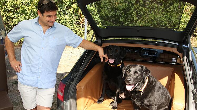 Marcus Fleischmann mit einem Hundebett fürs AutoWolfgang Desombre