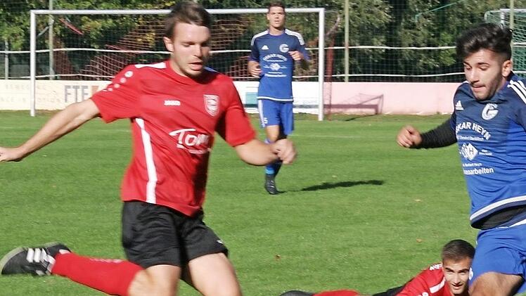 Der Eberner Frank Geuß klärt die Situation vor seinem Gruber Gegenspieler. Foto: Wolfgang Dietz