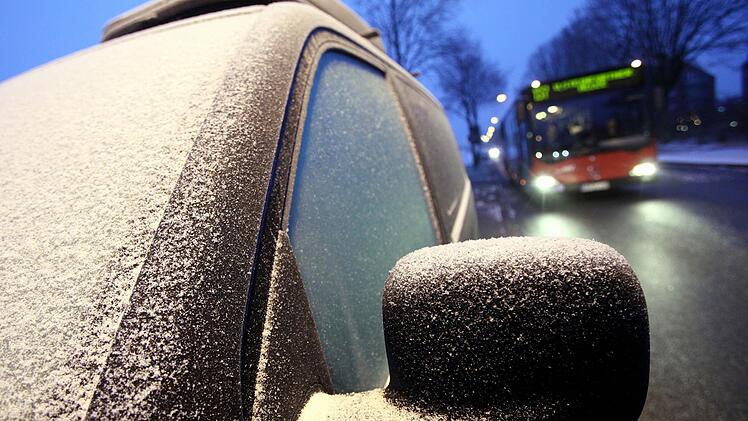Der Deutsche Wetterdienst warnt am Donnerstagmorgen vor glatten Stra&szlig;en. Insgesamt bleibt es in Franken kalt. Foto: Bodo Marks/dpa