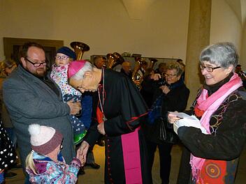 Erzbischof Ludwig Schick und Claudia Dworazik, Diözesanvorsitzende des Frauenbundes (rechts), gratulierten auch den jüngsten Kunigunden zum Namenstag.   Marion Krüger-Hundrup