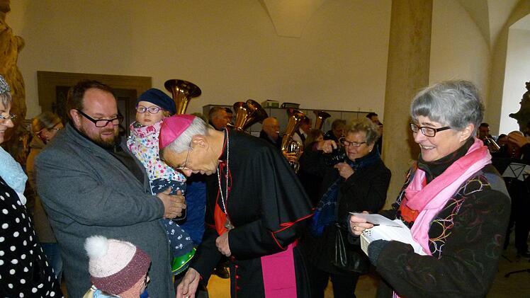 Erzbischof Ludwig Schick und Claudia Dworazik, Diözesanvorsitzende des Frauenbundes (rechts), gratulierten auch den jüngsten Kunigunden zum Namenstag.   Marion Krüger-Hundrup