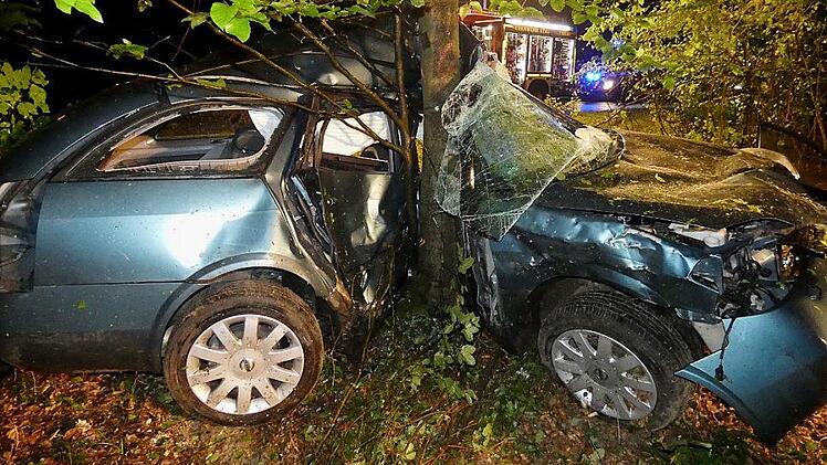 Der v&ouml;llig zerst&ouml;rte Nissan  Foto: Christian Licha