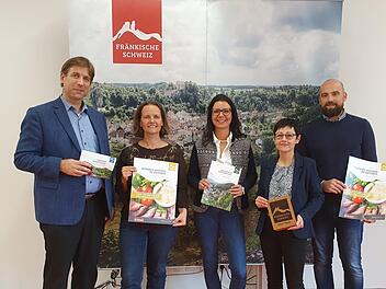 Hermann Ulm, Sandra Schneider,  Sabine Spannagel, silvia Fuchs-Hochmutt und matthias Helldörfer (v.l.) bei der Vorstellung des neuen Logos. Fotos: carmen Schwind