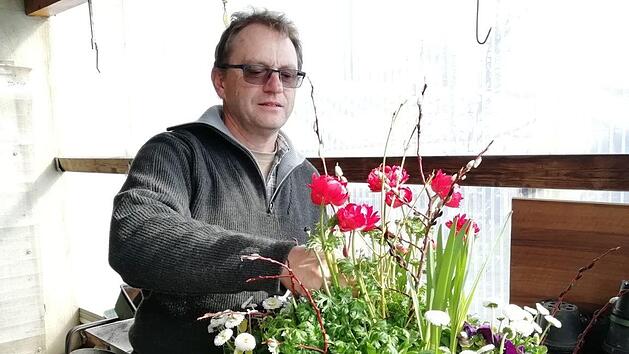 Georg B&ouml;hmer bringt den Fr&uuml;hling in die Pflanzschalen und erkl&auml;rt uns Schritt f&uuml;r Schritt wie das geht. Foto: G&auml;rtnerei Hohe