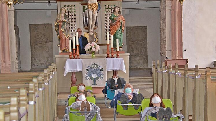 In der St. Michaels Kirche in der Kirchenburg in Ostheim dreht das Team des MDR am Donnerstag eine "Liegestuhlführung" zur bemalten Kirchendecke.