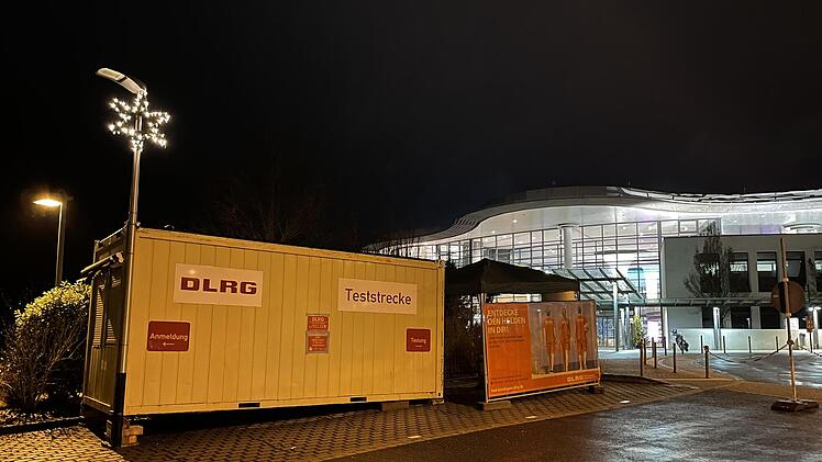 Anfangs wurden die Corona-Schnelltest aus einem Einsatzfahrzeug heraus gemacht.Dann wurde ein Container zur Teststation umgebaut.