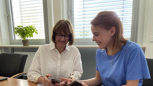 Cordula Kuhlmann (links) und Stephanie Tratt entwickeln am Landratsamt Bad Kissingen die App "Pocket-Dorf - mein Dorfnetzwerk". Foto: Wolfgang D&uuml;nnebier