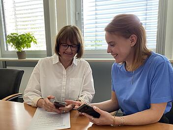 Cordula Kuhlmann (links) und Stephanie Tratt entwickeln am Landratsamt Bad Kissingen die App "Pocket-Dorf - mein Dorfnetzwerk". Foto: Wolfgang Dünnebier