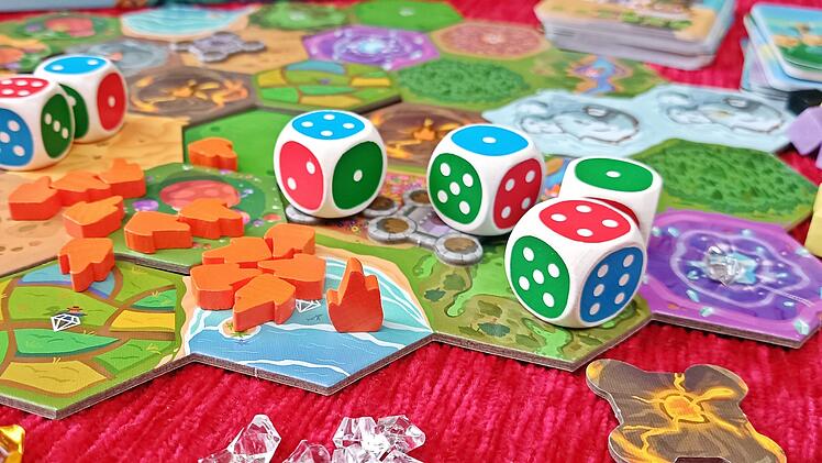Spiele-Test Würfelkönig - das Brettspiel: Familienspiel für Zocker und Strategen - so spielt sich der große Bruder des Würfelkönigs