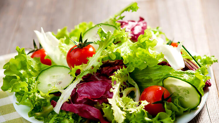 Durchfall und Bauchkrämpfe: Bestimmter Salmonellen-Erreger breitet sich aus - RKI warnt vor Rucola