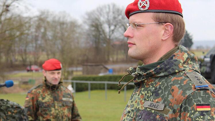 Hauptmann Stephan Jehle übernimmt das Kommando der seiner Einheit unterstellten 5. Kompanie von Oberstleutnant Hans-Jörg Krauß (im Hintergrund). Foto: Pfannes