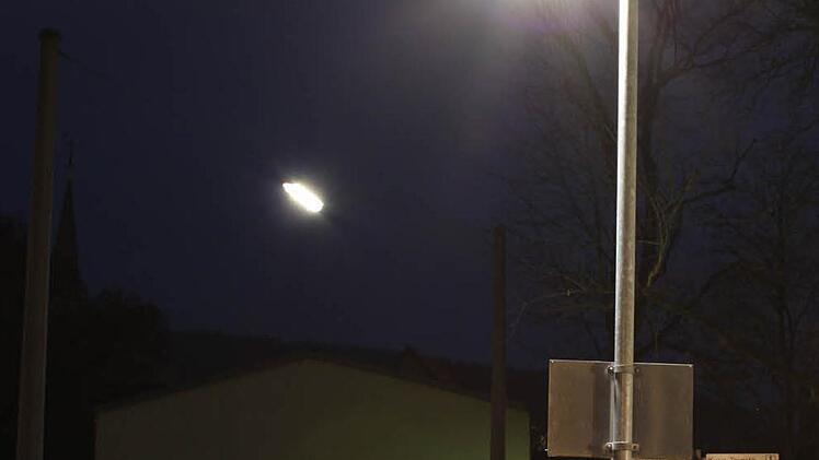 Eine von drei LED-Lampen in Bad Kissingen steht beim Bauamt. Sie wurde vor einem halben Jahr aufgestellt, damit sich Bürger und Entscheider einen Eindruck von der neuen Technik machen können.