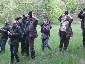Mit dem Fernglas waren die Seminarteilnehmer auf der Jagd nach Singvögeln, die zwar zu hören, in den Baumzweigen aber gar nicht so leicht zu entdecken waren.  Foto: Karl-Heinz Hofmann