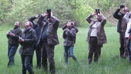 Mit dem Fernglas waren die Seminarteilnehmer auf der Jagd nach Singvögeln, die zwar zu hören, in den Baumzweigen aber gar nicht so leicht zu entdecken waren.  Foto: Karl-Heinz Hofmann