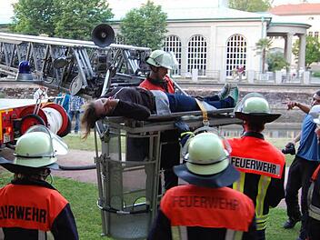 Gerettet: Franziska Greubel (17) von der Jugendfeuerwehr spielte eine der Verletzten. Fotos: Sigismund von Dobschütz