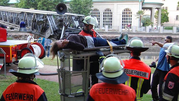 Gerettet: Franziska Greubel (17) von der Jugendfeuerwehr spielte eine der Verletzten. Fotos: Sigismund von Dobschütz