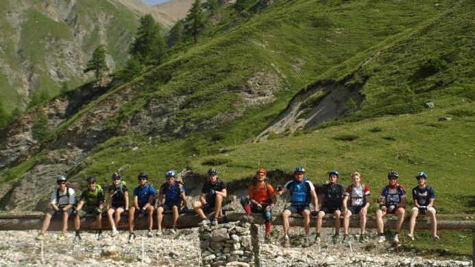 Elf Schüler und ihr Sportlehrer meisterten die Mountainbike-Tour.