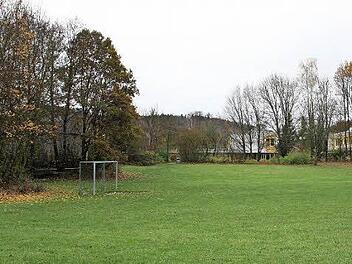 Aus dem Bolzplatz neben der Mittelschule Altenkunstadt könnte ein Beachsportplatz werden. Die Jugendbeauftragte der Gemeinde Altenkunstadt, Stephanie Dittrich, will alle Sportvereine aus Altenkunstadt, Burgkunstadt und Weismain für das Projekt gewinnen und eine Spendensammlung initiieren. Foto: Stephan Stöckel