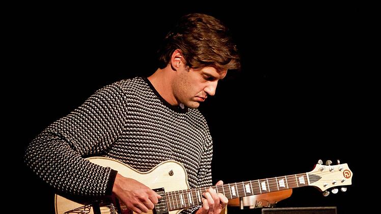 An der Gitarre: Guto BrinholiFoto: Jochen Berger