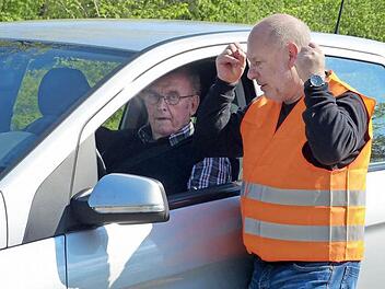 Bei einem Fahrtraining für Senioren gab Fahrlehrer Peter Fischer Tipps zum Einparken. Foto: Pauline Lindner