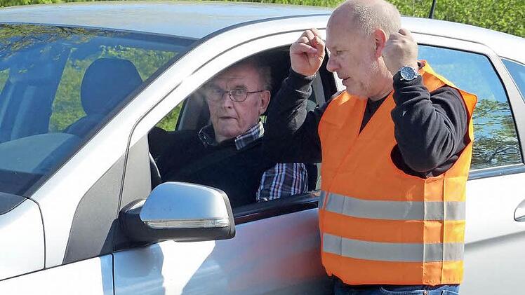Bei einem Fahrtraining für Senioren gab Fahrlehrer Peter Fischer Tipps zum Einparken. Foto: Pauline Lindner