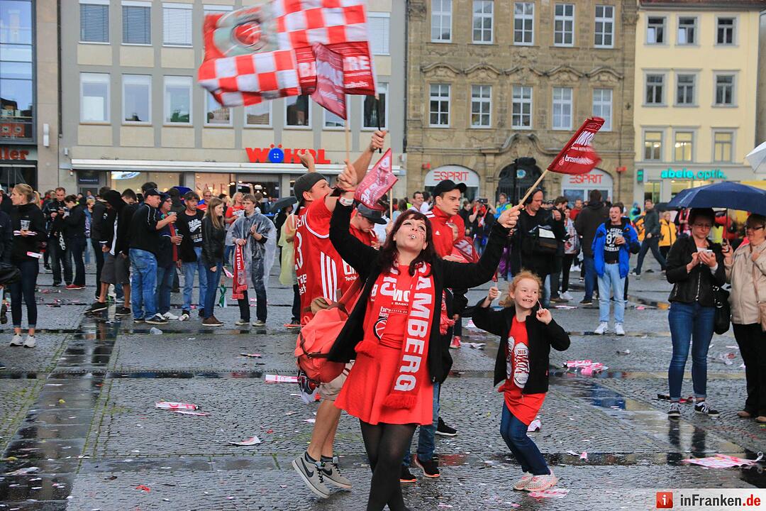 Bamberg feiert deutsche Basketballmeisterschaft im Regen