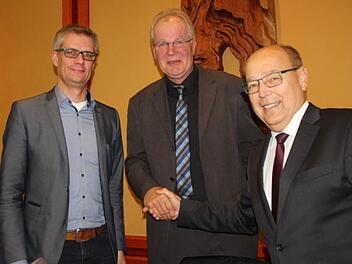 Dank und überschwängliches Lob heimste Gerhard Zedler (Mitte) von Alt-Oberbürgermeister Franz Stumpf und von Oberbürgermeister Uwe Kirschstein (SPD) ein. Foto: Ekkehard Roepert