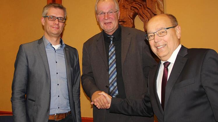 Dank und überschwängliches Lob heimste Gerhard Zedler (Mitte) von Alt-Oberbürgermeister Franz Stumpf und von Oberbürgermeister Uwe Kirschstein (SPD) ein. Foto: Ekkehard Roepert