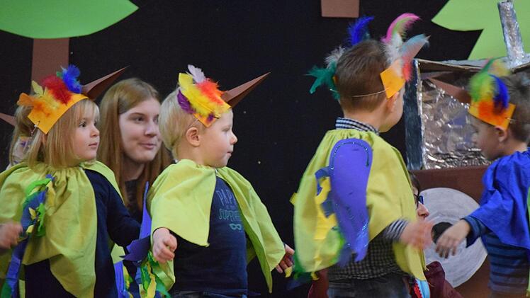 Bunte Meisen haben die Brotkrumen von Hänsel und Gretel gegessen - und bringen diese ganz schön in Schwierigkeiten. Foto: Daniela Pondelicek