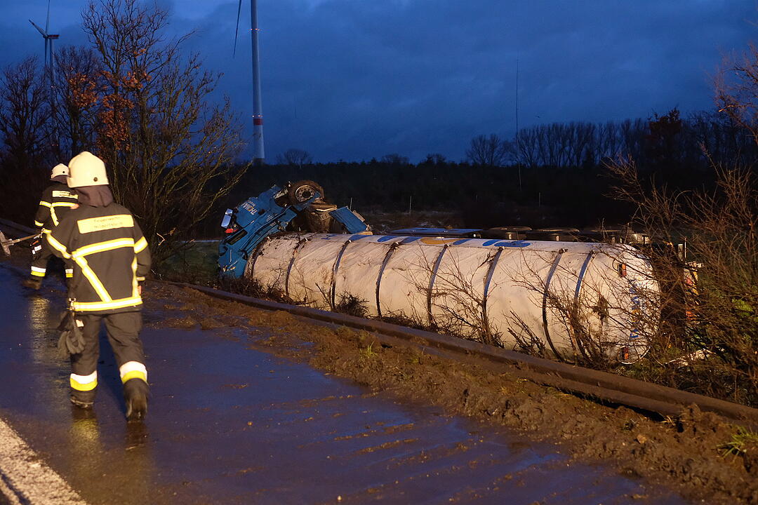 A9 bei Nürnberg: Gefahrengut-Lkw landet im Graben