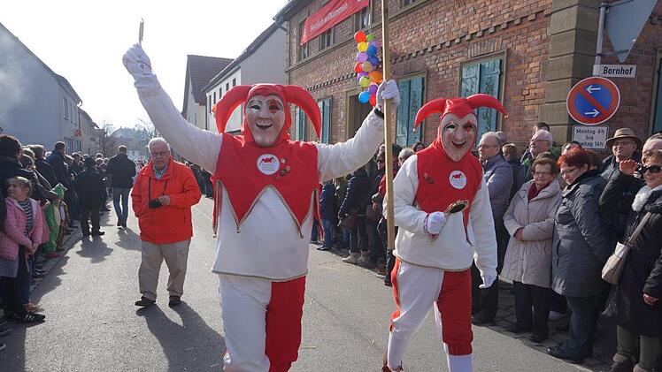 Erstmal konnte der Till von Franken bei der Rhöner Maskenfastnacht  begrüßt werden. Unter der Kostümierung steckte der Vizepräsident des  Fastnachtsverbandes Franken Michael Ank und sein Sohn Ramon. Foto: Marion Eckert